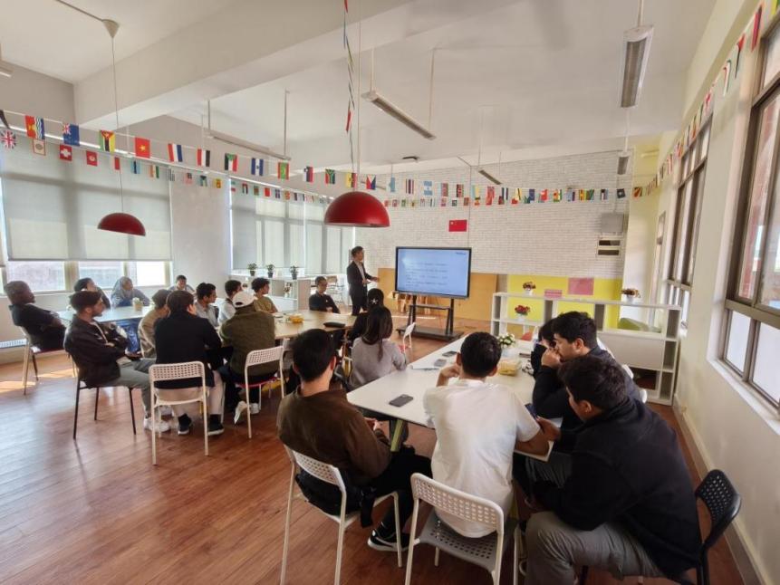 國際學(xué)院舉辦2025級來華留學(xué)生職業(yè)規(guī)劃座談會，廣州勞務(wù)服務(wù)助力留學(xué)人才融入本地發(fā)展